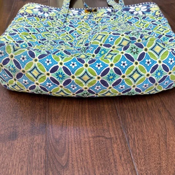 Vera Bradley Large Tote with lots of interior pockets - Picture 9 of 11